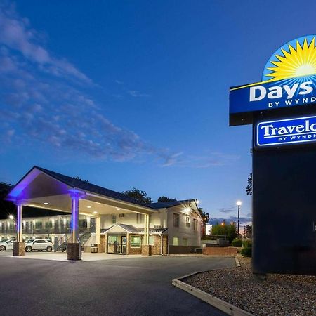 Days Inn By Wyndham Charles Town Esterno foto