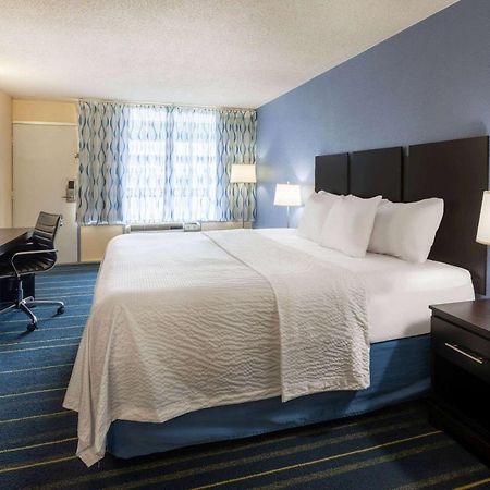 Days Inn By Wyndham Charles Town Esterno foto