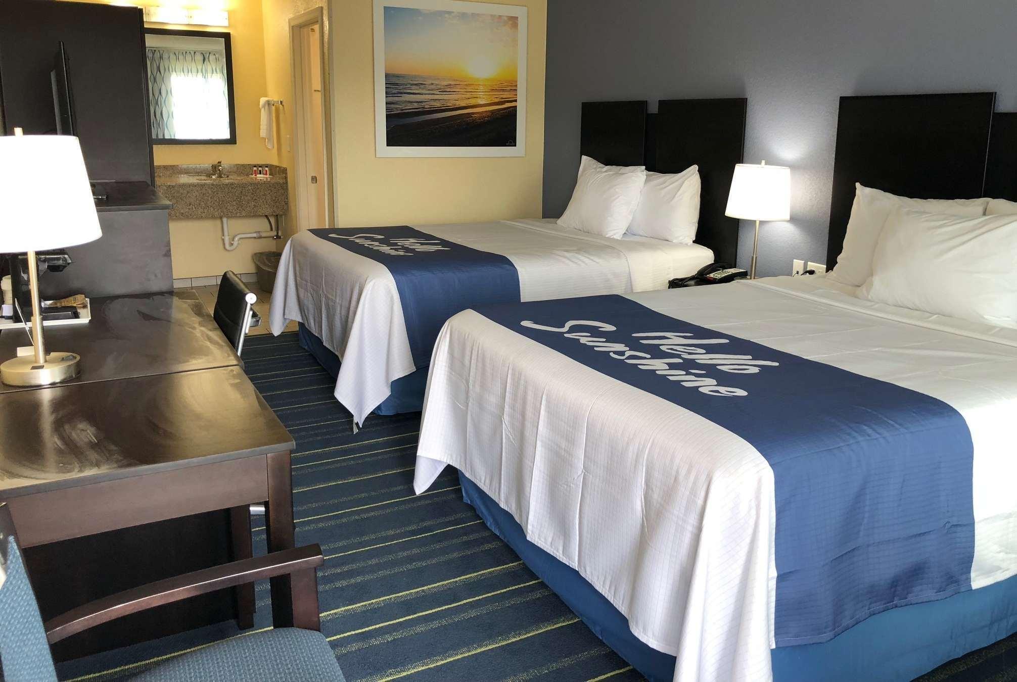 Days Inn By Wyndham Charles Town Esterno foto