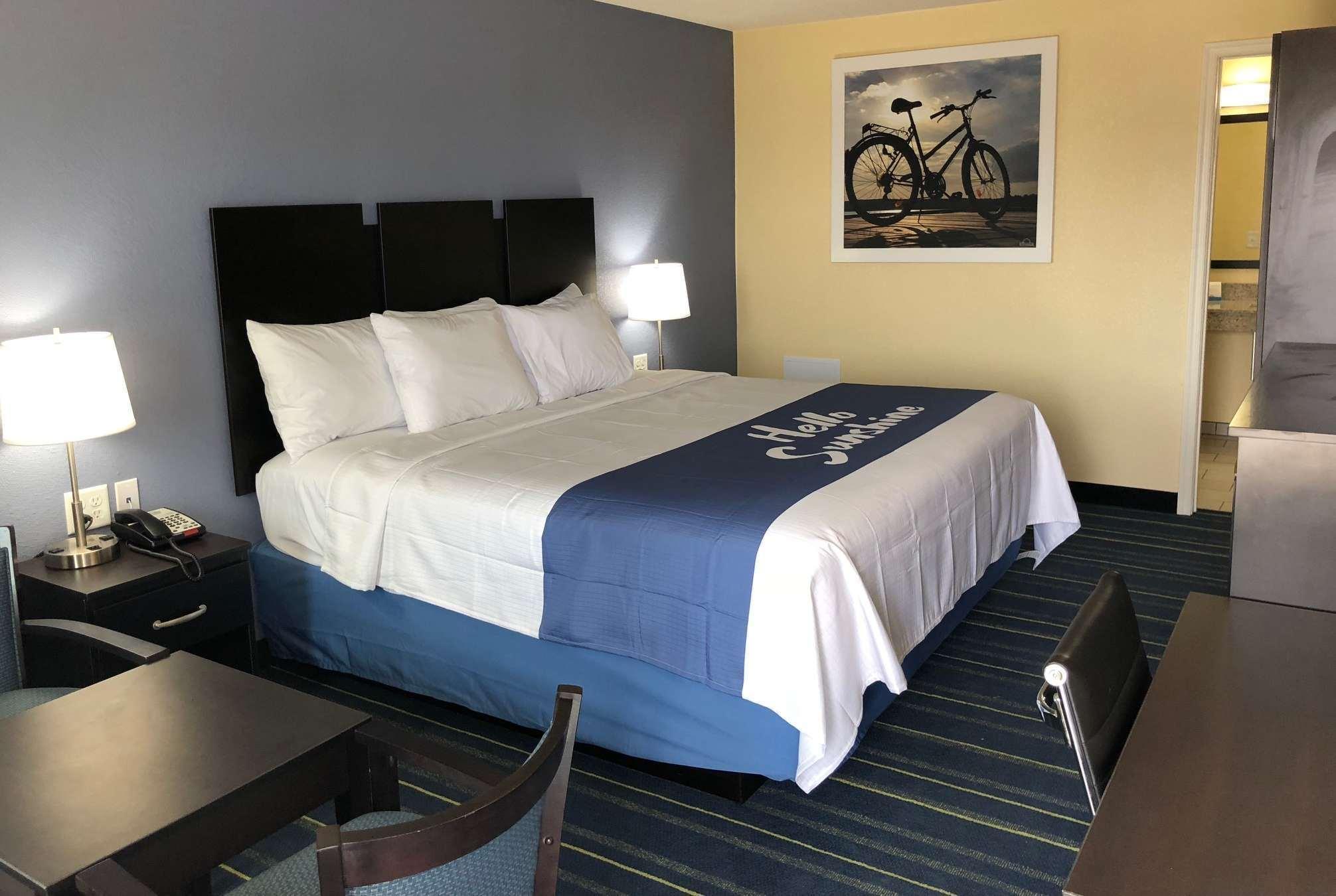 Days Inn By Wyndham Charles Town Esterno foto