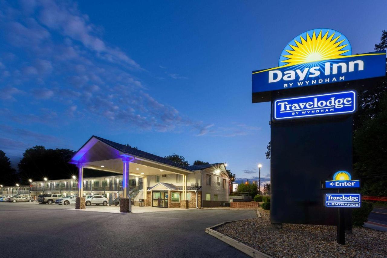 Days Inn By Wyndham Charles Town Esterno foto