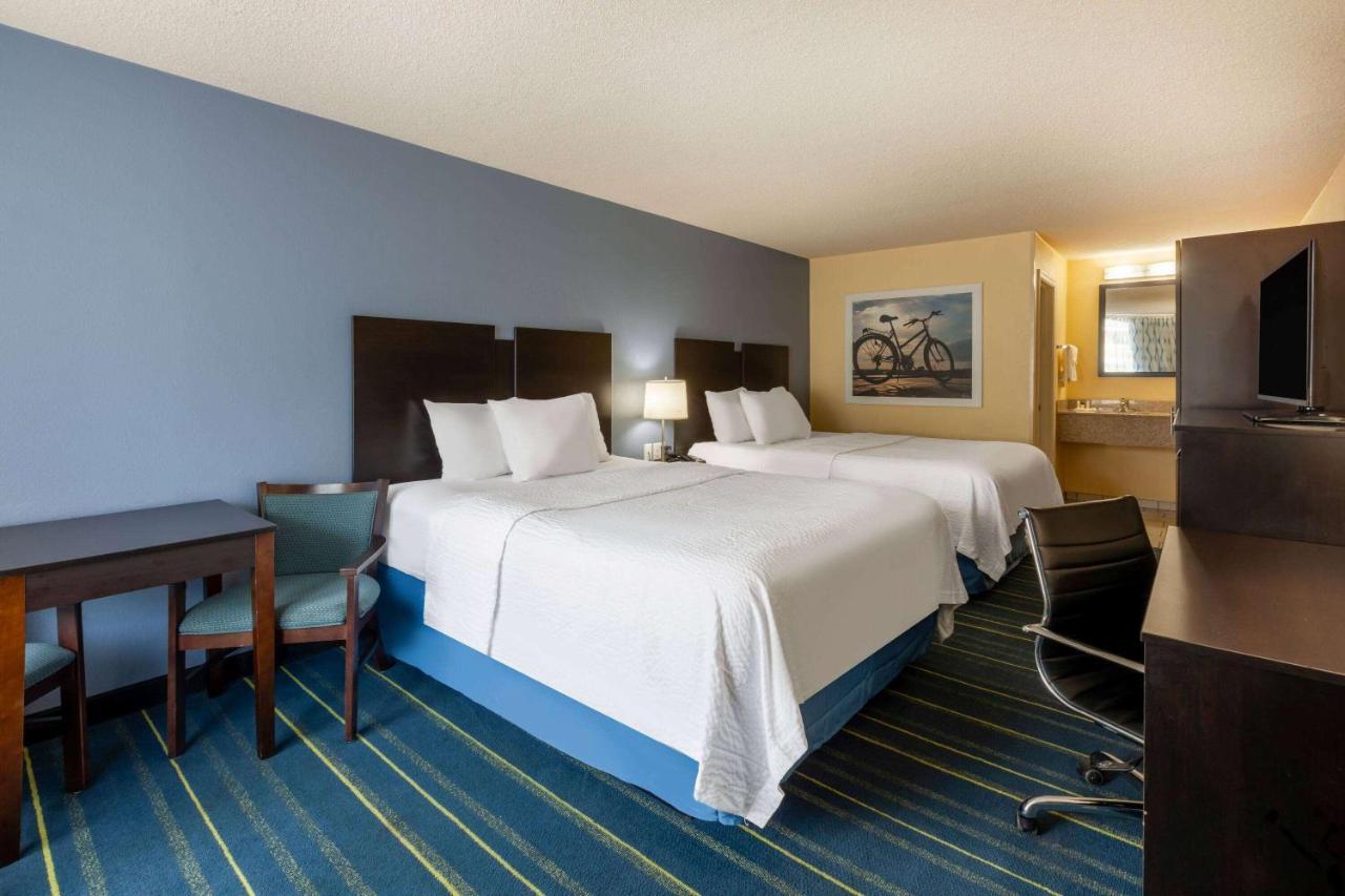 Days Inn By Wyndham Charles Town Esterno foto