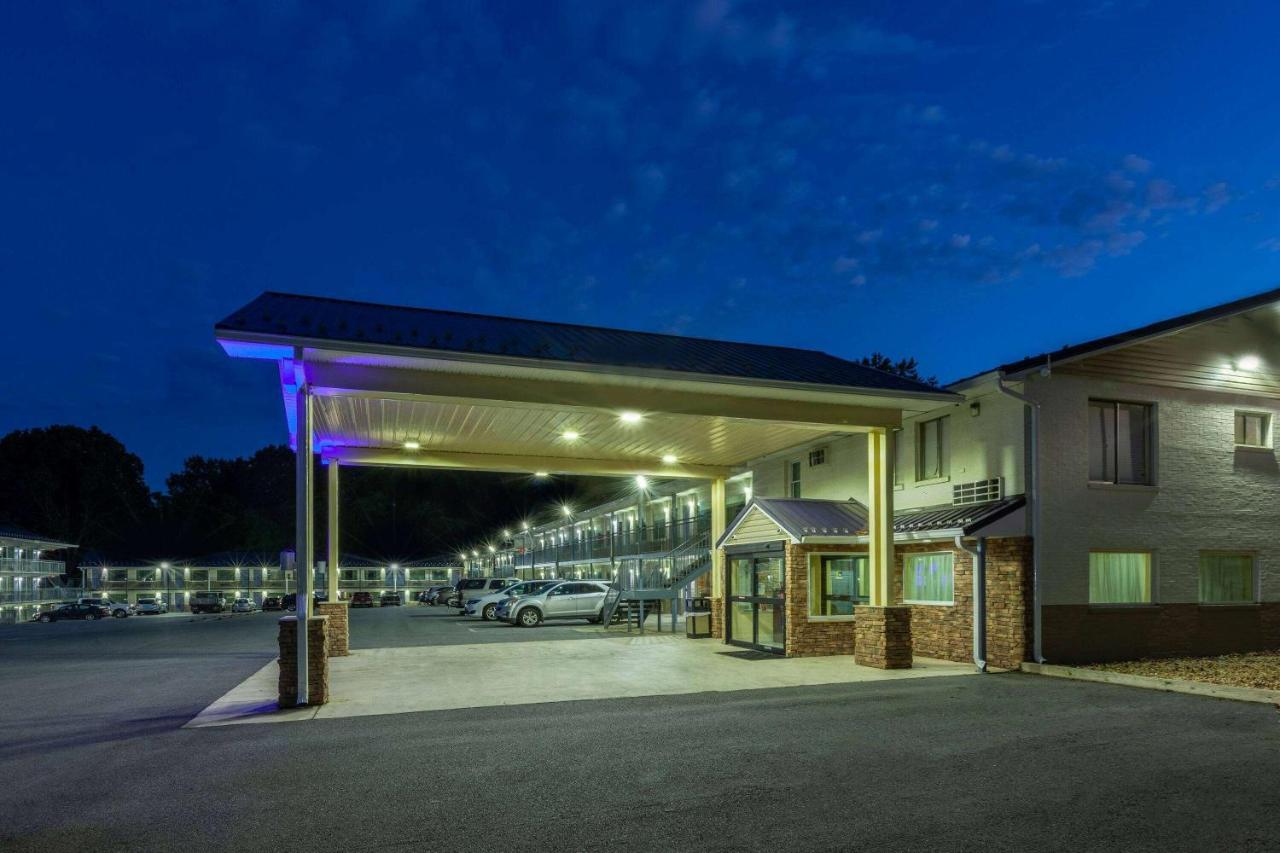 Days Inn By Wyndham Charles Town Esterno foto