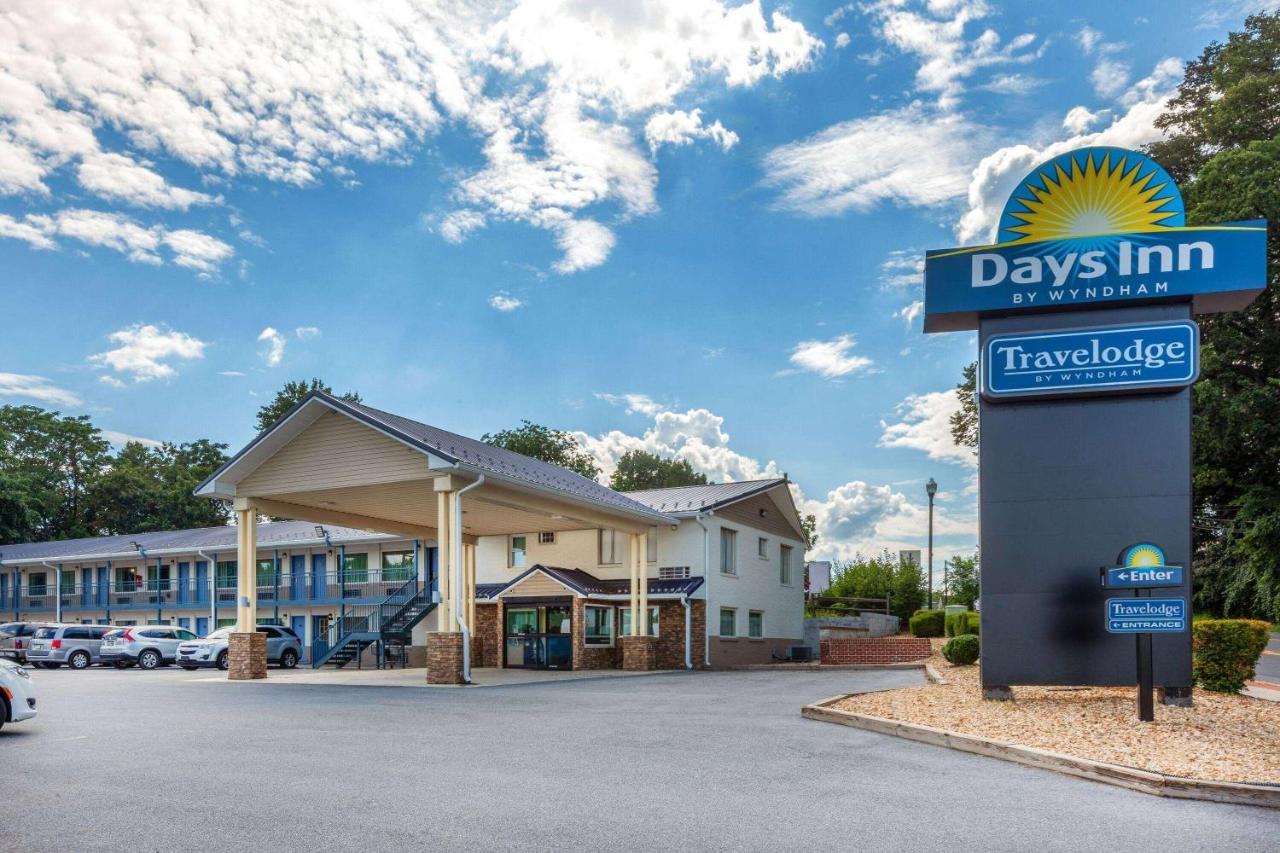 Days Inn By Wyndham Charles Town Esterno foto