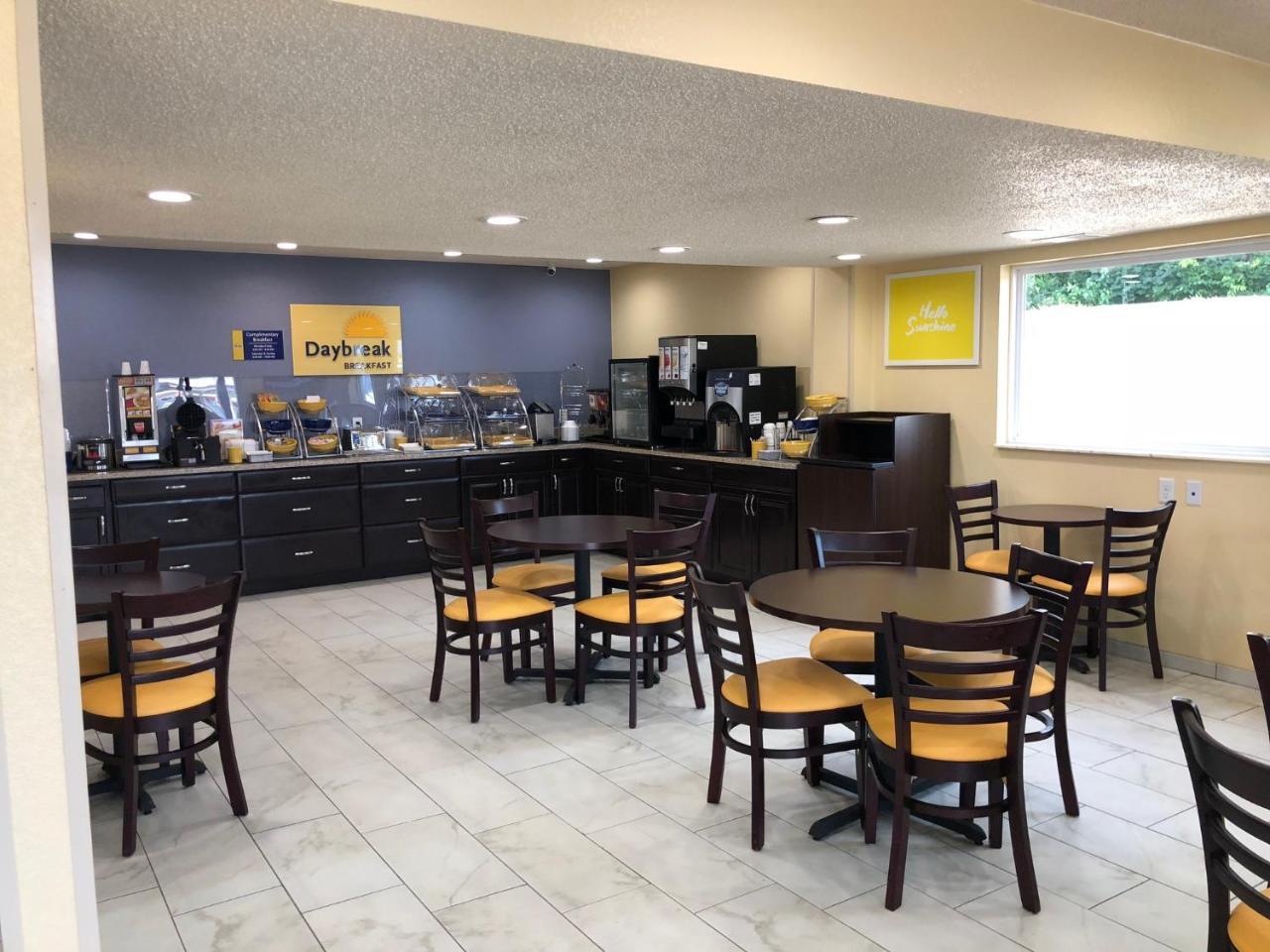 Days Inn By Wyndham Charles Town Esterno foto